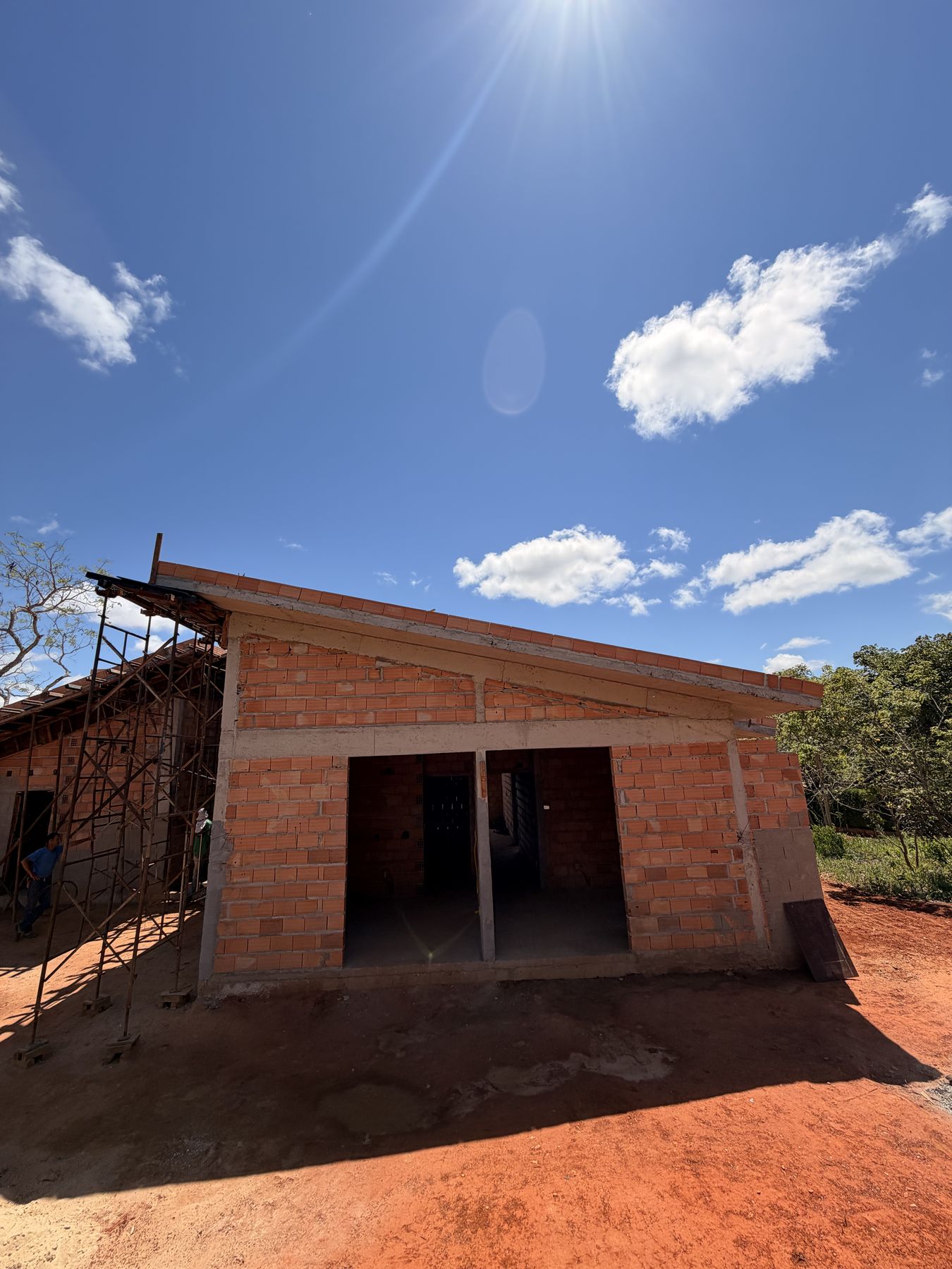 Residência em construção pela JG Construtora, com alvenaria em bloco cerâmico e estrutura de concreto