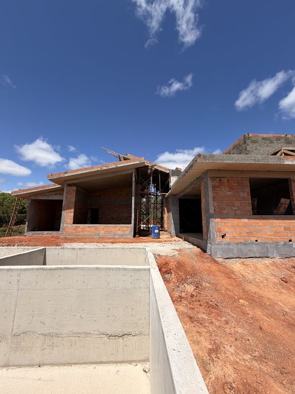 Residência em construção com estrutura de concreto e paredes em bloco cerâmico