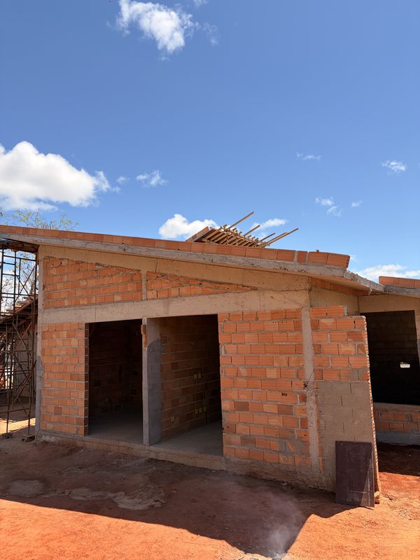 Vista da residência em construção com alvenaria concluída no pavimento térreo