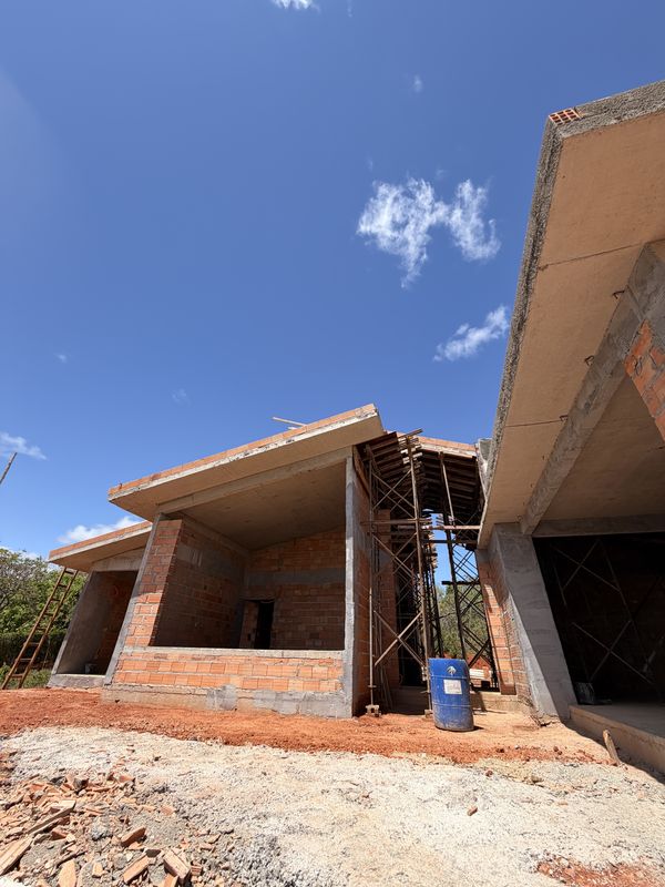Lateral da obra com estrutura de cobertura e escoramento