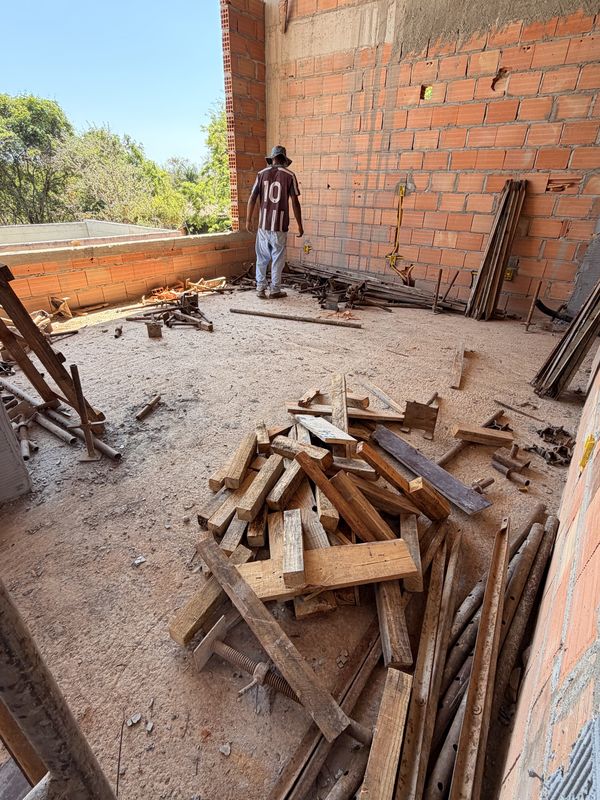 Interior da obra com materiais e alvenaria em bloco cerâmico