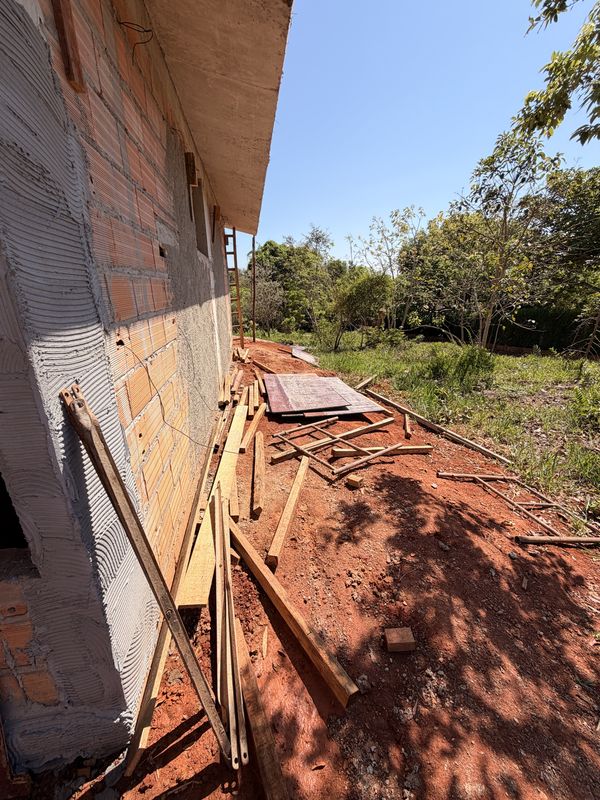 Parede externa em bloco cerâmico com madeiramento de obra