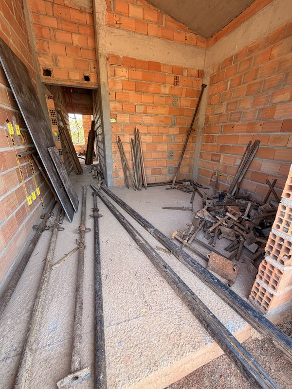 Ambiente interno em construção com escoras metálicas