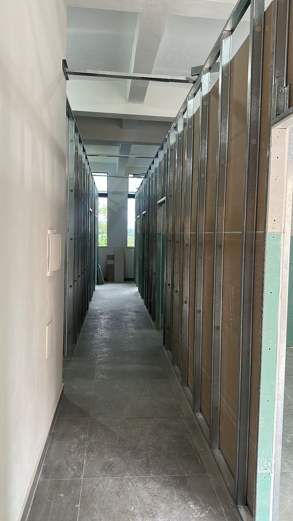Corredor com divisórias internas em drywall executadas pela JG Construtora