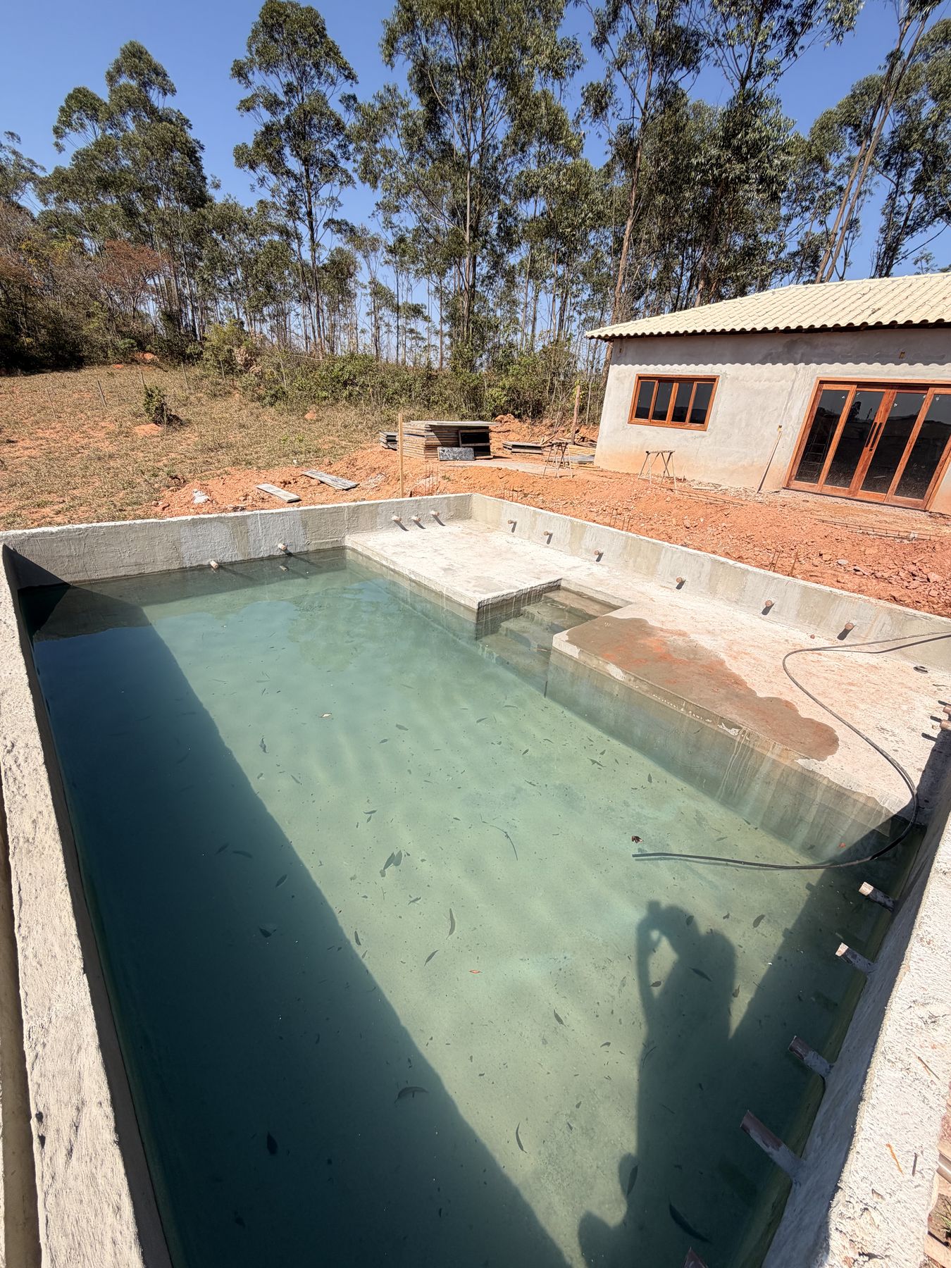 Piscina concluída e com água, executada pela JG Construtora